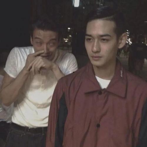 埋头吃瓜的头像男生,埋头吃瓜的帅气男生