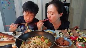 高三母子吃瓜,吃瓜谈心乐享亲子时光