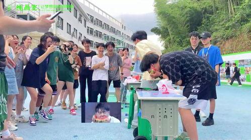 学校画室吃瓜,瓜田里的艺术盛宴